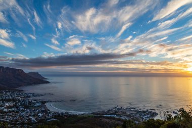 Gün batımında okyanusa bakıyorum, Lion 's Head Dağı' ndan alınmış.
