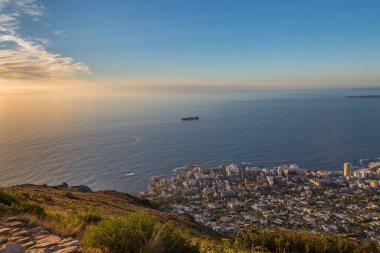 Sunset 'te Cape Peninsula ve Cape Town' a bakıyorum.