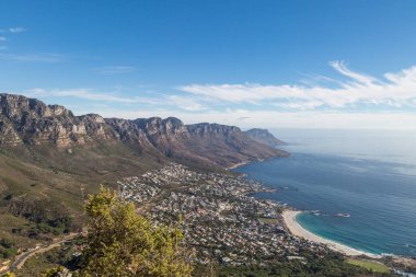 Cape Town ve Sinyal Tepesi manzarası