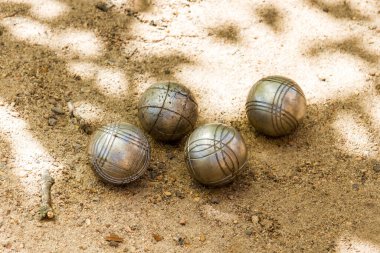 Tarlada Petanque topları