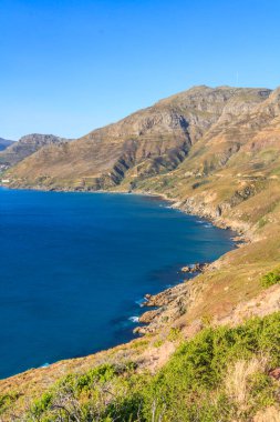 Güney Afrika 'daki Cape Yarımadası boyunca uzanan engebeli kıyı şeridinin dikey bir fotoğrafı.