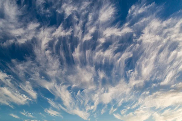 Wispy Wolken Und Ein Blauer Himmel — Stockfoto