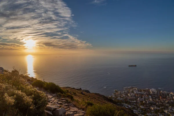 Gün batımında okyanusa bakıyorum.