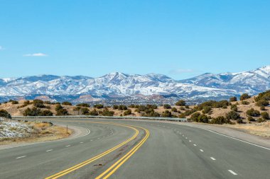 Los Alamos, New Mexico yolundaki kar kaplı dağların manzarası