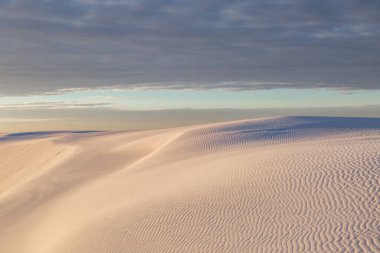 Beyaz Kumlar Ulusal Anıtı, New Mexico 'daki kum tepelerine bakarak sabahın erken saatlerinde