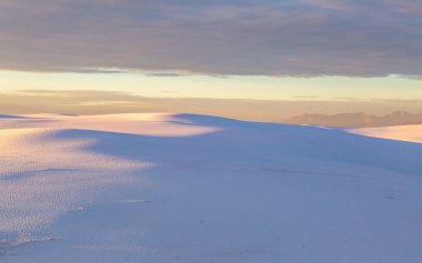 New Mexico 'daki White Sands Ulusal Anıtı' nın gün doğumunda cennet manzarası.