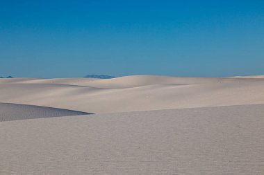 New Mexico 'daki White Sands Ulusal Anıtı' ndaki kum tepelerinde ışık ve gölge.