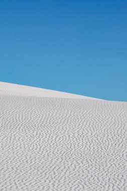 Beyaz alçıtaşı kum tepeleri açık mavi gökyüzüne karşı, Beyaz Kumlar Ulusal Anıtı, New Mexico