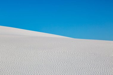 New Mexico 'daki White Sands Ulusal Anıtı' nda açık mavi gökyüzü olan beyaz kum tepeleri.