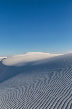 New Mexico 'daki White Sands Ulusal Anıtı' nda akşam ışığında dalgalanan kum tepeleri.