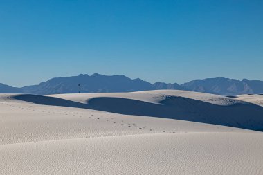 New Mexico 'daki White Sands Ulusal Anıtı' ndaki kum tepelerinde ışık ve gölge.