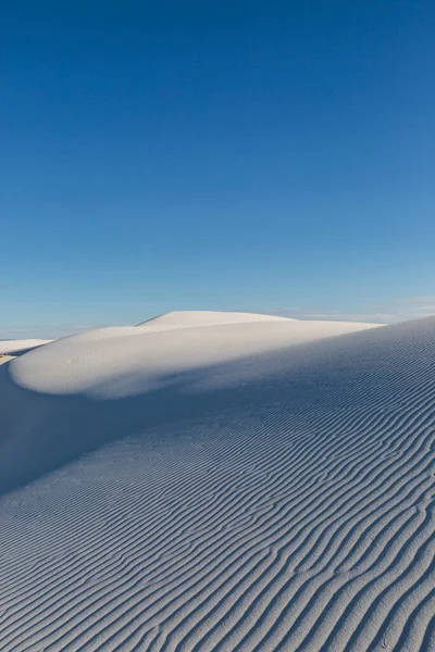 白い砂の国立記念碑で 夜の光を持つさざ波の砂丘 New Mexico — ストック写真