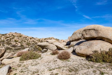 Anza-Borrego Çöl Parkı 'ndaki kayalar, tepemizde mavi bir gökyüzü var.