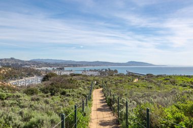 Güneşli bir günde Dana Point ve Harbor 'a doğru bir yürüyüş yoluna bakıyorum.
