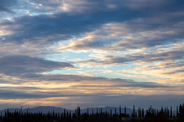 Silhouetted Βουνά Και Δέντρα Στο Ηλιοβασίλεμα Όμορφα Σύννεφα Από Πάνω — Φωτογραφία Αρχείου