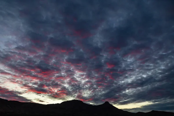 Κοιτάζοντας Ψηλά Στα Κόκκινα Σύννεφα Στο Ηλιοβασίλεμα Σιλουέτες Λόφους Στο — Φωτογραφία Αρχείου
