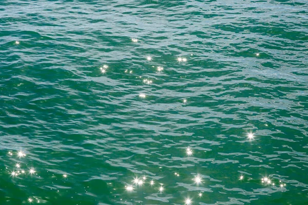 Uma Fotografia Quadro Cheio Luz Solar Refletindo Brilhando Oceano — Fotografia de Stock