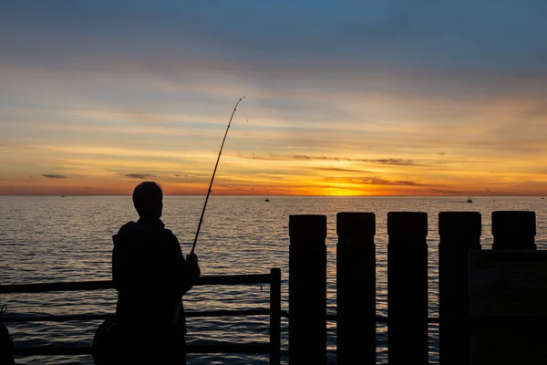 Pescador Silueta Final Del Muelle Playa Redondo Atardecer —  Fotos de Stock