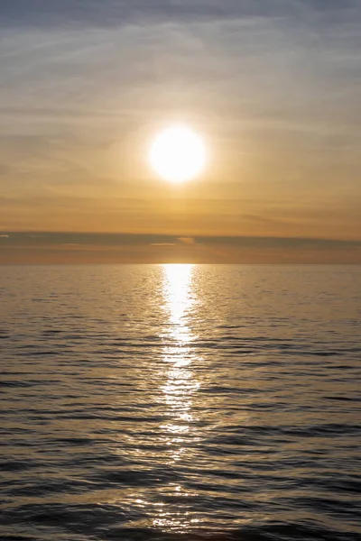 Uitkijkend Het Water Vanaf Manhattan Beach Californië Bij Zonsondergang — Stockfoto