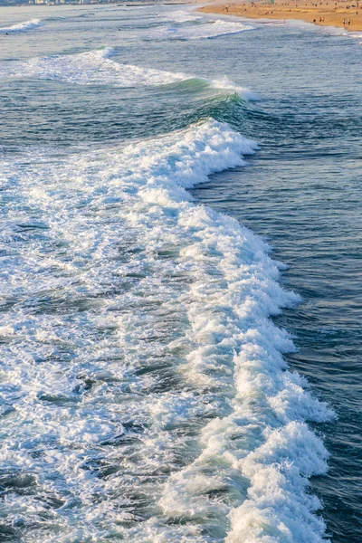 Дивлячись Вниз Могутні Хвилі Біля Берега Манхеттен Біч Каліфорнія — стокове фото