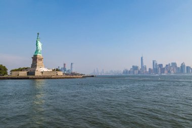 Özgürlük Anıtı ve New York 'un ufuk çizgisi