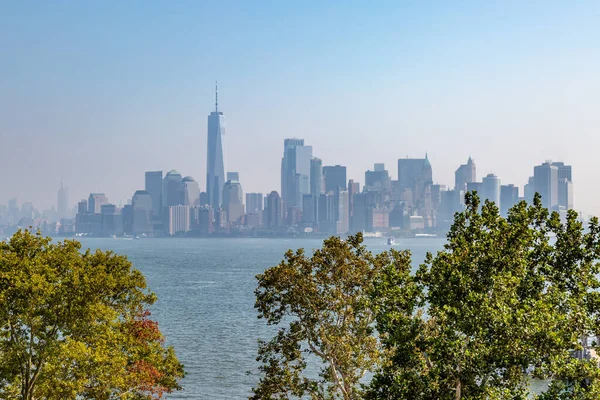 Patrząc Dolną Część Manhattanu Liberty Island — Zdjęcie stockowe