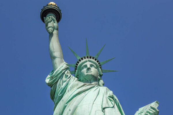 Глядя на лицо и факел Статуи Свободы, на ясное голубое небо
