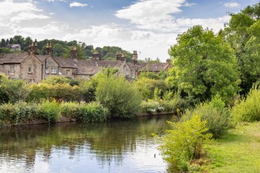 Derbyshire 'daki Bakewell kasabasından geçen Wye Nehri manzarası