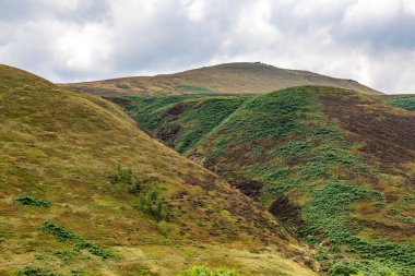 Yazın bulutlu bir günde, dağlık Derbyshire manzarası.