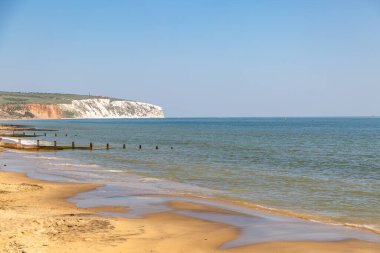 Wight Adası 'ndaki Sandown Sahili' nden Culver Down ve Coastal Cliffs 'e doğru bakıyorum.