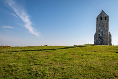 Sabahın erken ışıklarıyla Wight Adası 'ndaki St. Catherine' s Havarisi.