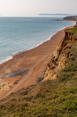Okyanusa ve Wight Adası 'ndaki Balina Chine Sahili' ne bakan kayalıklara bakıyorum.