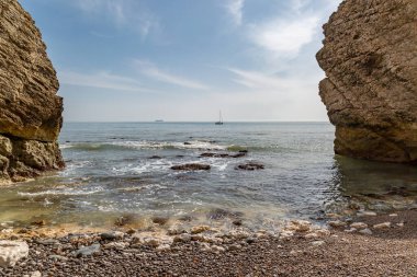 Wight Adası 'ndaki Freshwater Körfezi' ndeki büyük kaya oluşumlarını aşıp denize bakıyorum.