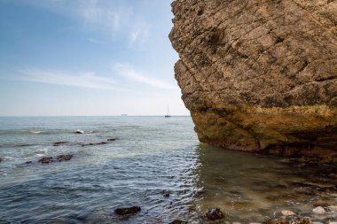 Wight Adası 'ndaki Freshwater Körfezi' nde büyük bir kaya oluşumunu geçtikten sonra denize bakıyorum.