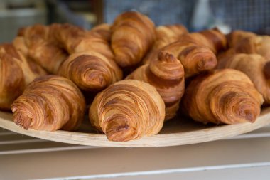 Kahve dükkanının vitrininde satılık kruvasan gösterisi.