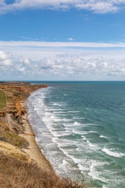 Wight Adası 'ndaki Compton Körfezi' ndeki bir uçurumdan aşağı bakıyorum.