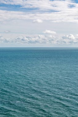 Wight Adası 'ndaki sahil uçurumundan denize bakıyorum.