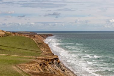Compton Körfezi 'ndeki kayalıkların üzerinde, Wight Adası' ndaki bir deniz manzarası.
