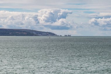 Bir feribottan Wight Adası ve Needles manzarası