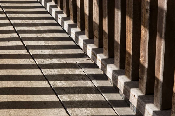 Árnyékok Fából Készült Kerítésoszlopokról Egy Napos Napon — Stock Fotó