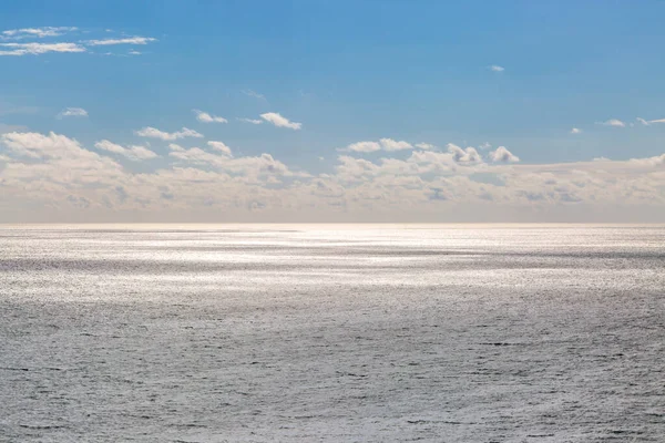 穏やかな海を眺めながらワイト島で — ストック写真
