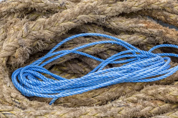 フェリー上の異なるサイズと色のロープのフルフレーム写真 — ストック写真