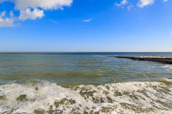 Uitkijkend Zee Naar Shanklin Met Een Blauwe Lucht Erboven — Stockfoto