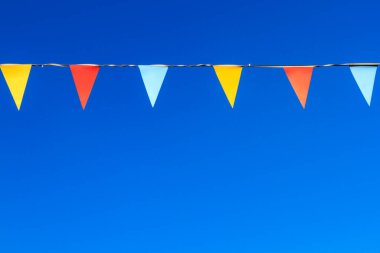 Mavi gökyüzüne karşı kiraz kuşu