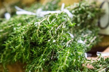 Piyasada bir sürü taze kekik.