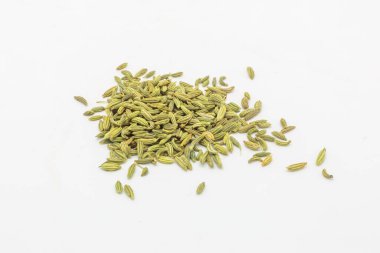 Beyaz bir arkaplan karşısında Rezene Tohumları