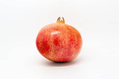 Beyaz arka plana karşı koca bir nar.