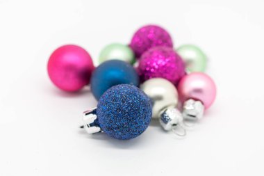 Beyaz arka planda, sığ bir alan derinliğinde güzel Noel mücevherleri.