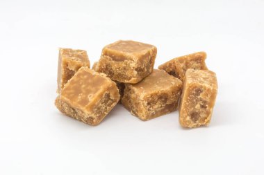 Beyaz arka planda parçalanmış şekerleme yığını