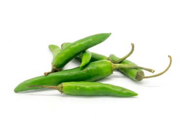 Beyaz arka planda yeşil parmak biberleri